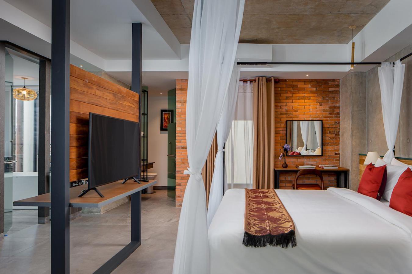 Check Royal Palace 5* Phnom Penh