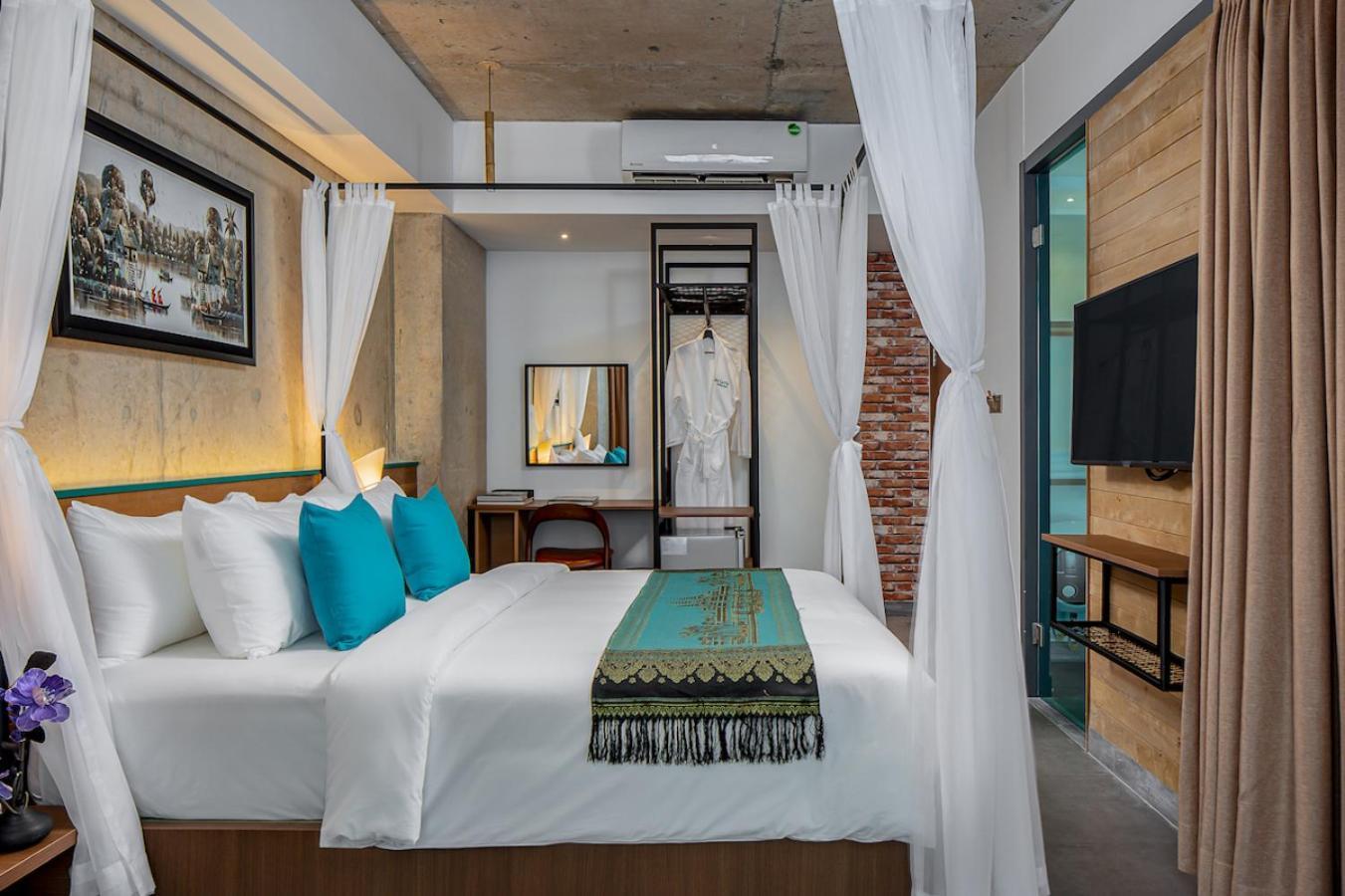 Check Royal Palace Hotel 5*